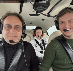 Foto di allievi della Pegaso Flight Academy in volo con il loro istruttore a bordo del Cirrus SR-20